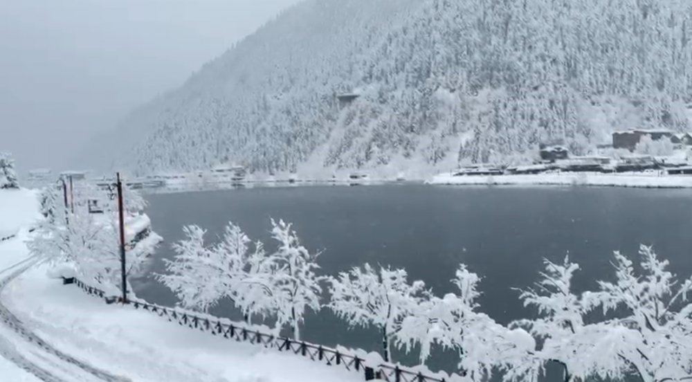 Uzungöl Beyaza Büründü: Kar Kalınlığı 1 Metreyi Aştı