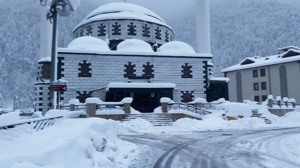 Uzungöl Beyaza Büründü: Kar Kalınlığı 1 Metreyi Aştı