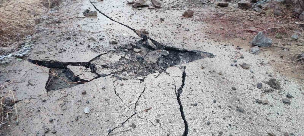 Yusufeli İlçesinde Heyelan: İki Köyü Bağlayan Yol Ulaşıma Kapandı