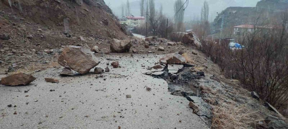 Yusufeli İlçesinde Heyelan: İki Köyü Bağlayan Yol Ulaşıma Kapandı