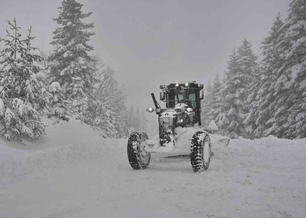 Kastamonu’da Köy Yollarında Karla Mücadelesi Yeniden Başladı