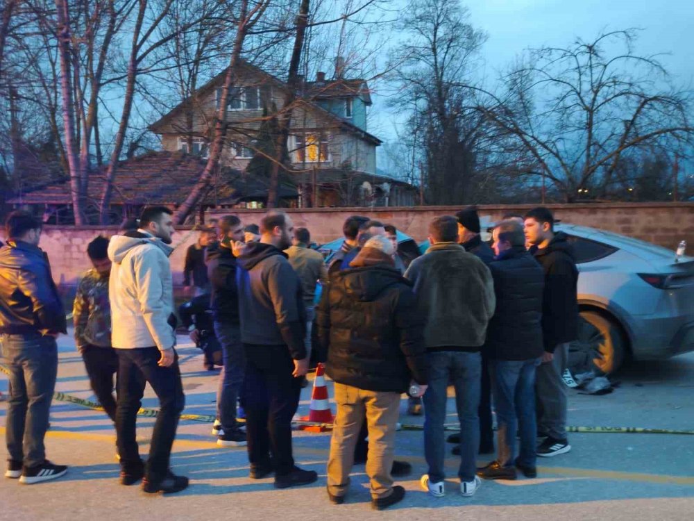 Suv Tipi Araç Otomobile Ok Gibi Saplandı: 1 Ölü, 1 Yaralı