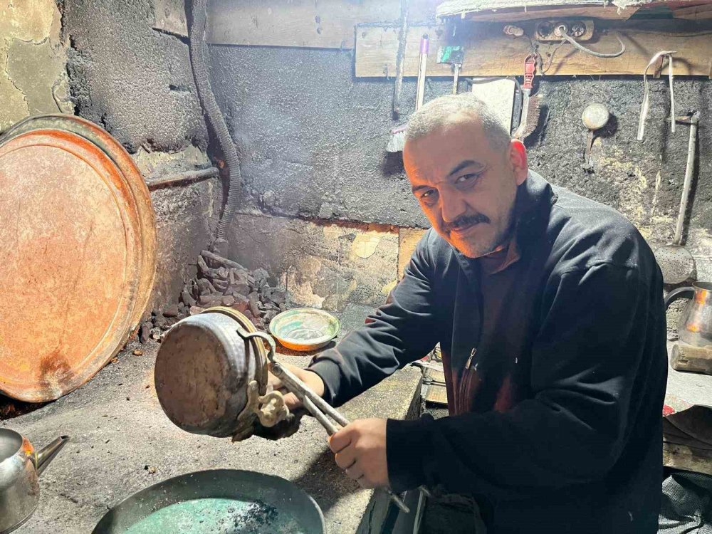 Anadolu’nun Köklü Mesleklerinden Kalaycılık, Gün Geçtikçe Azalıyor