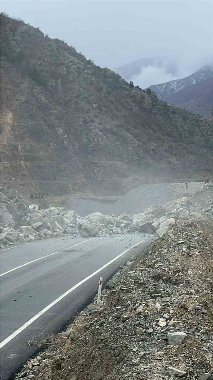 Artvin-şavşat Karayolunda Heyelan