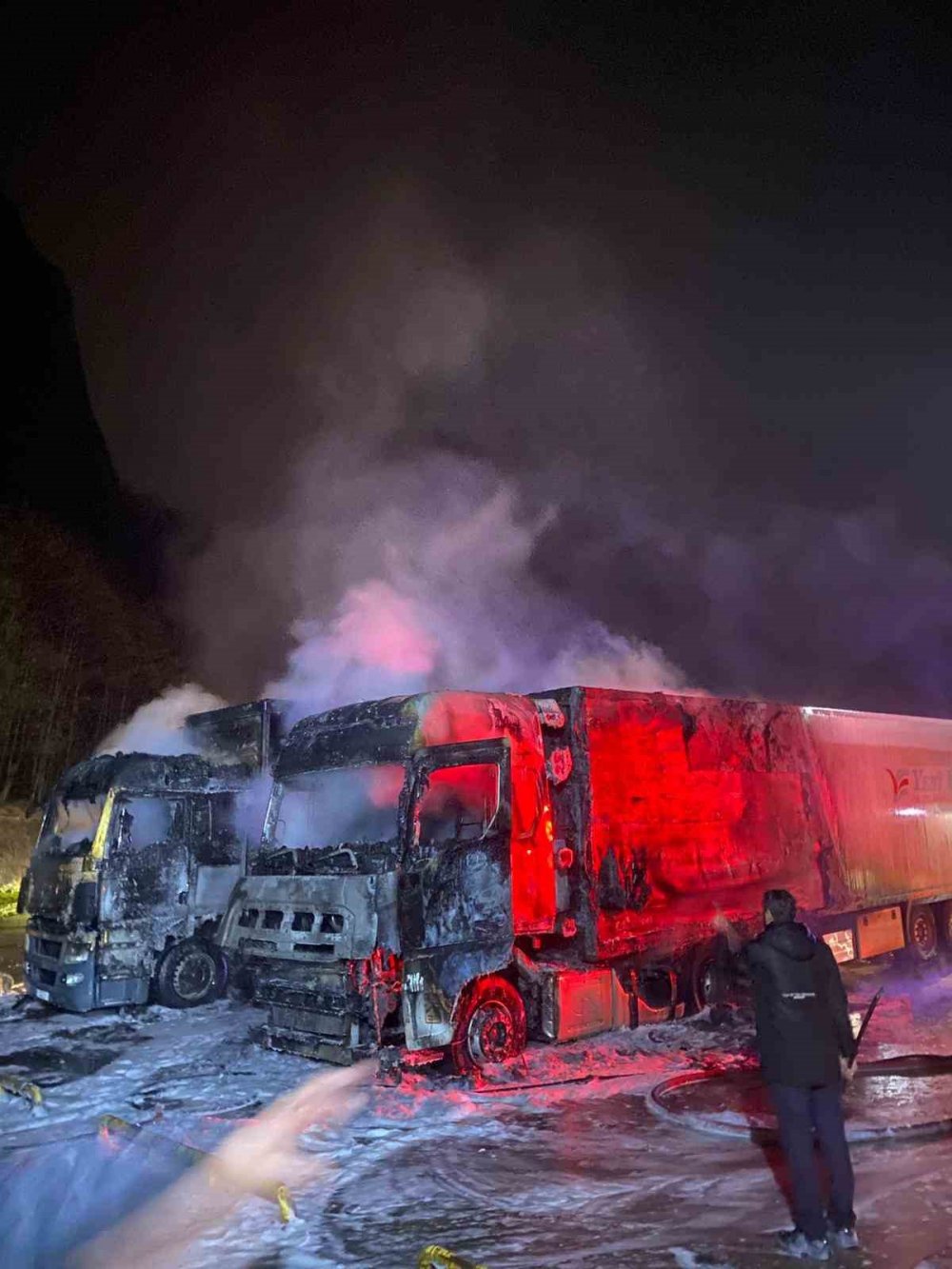 Hopa’da Tır Parkında Yangın; 2 Tır Kullanılamaz Hale Geldi