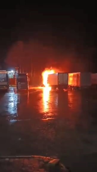 Hopa’da Tır Parkında Yangın; 2 Tır Kullanılamaz Hale Geldi