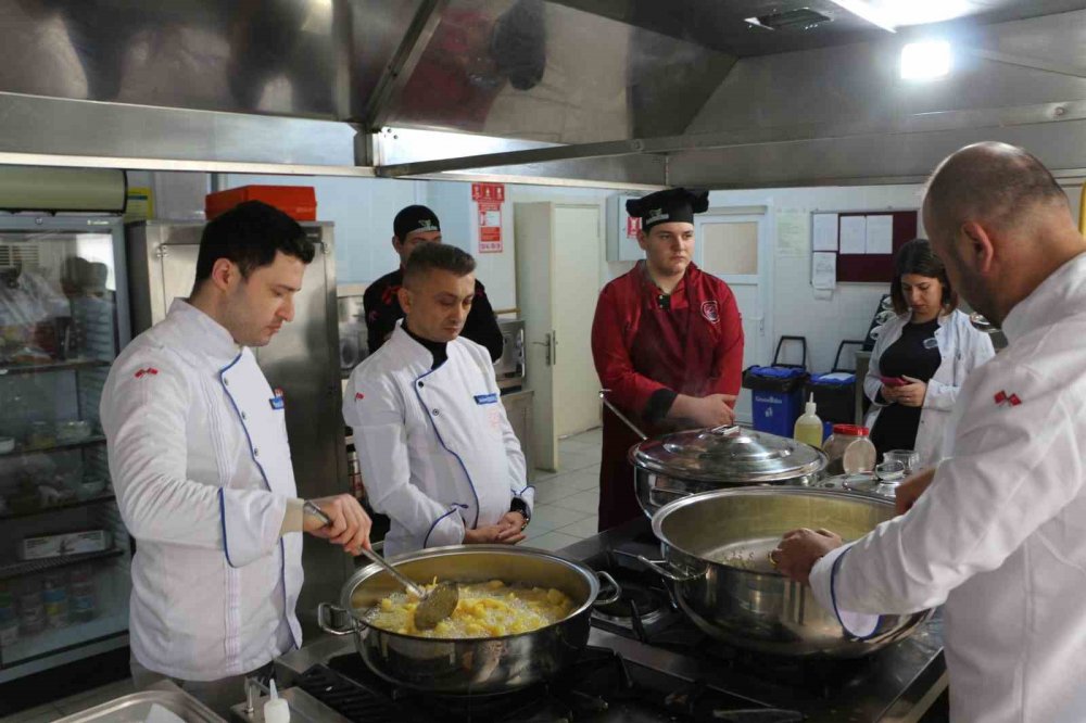 İftar Hazırlığı Yapamayan Muhtaç Ailelerin İftarı Lise Öğrencilerinden