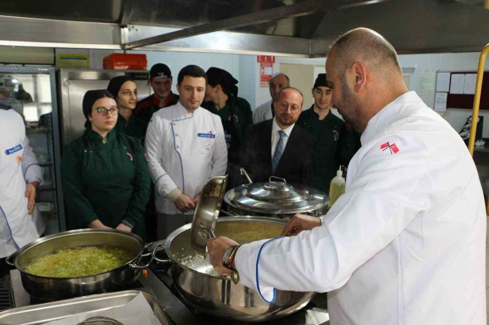 İftar Hazırlığı Yapamayan Muhtaç Ailelerin İftarı Lise Öğrencilerinden