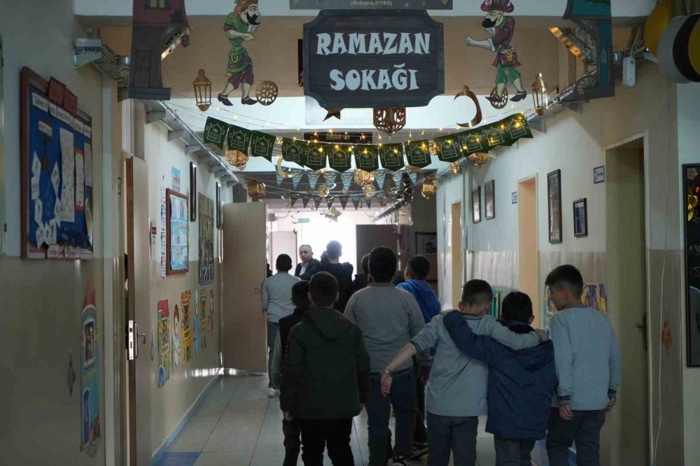 Bayburt’ta Öğrenciler Ramazan Ruhunu Okula Taşıdı: Koridorda ’ramazan Sokağı’ Oluşturuldu