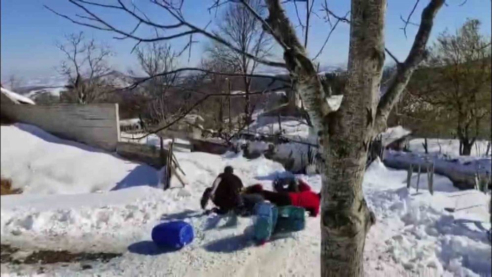 Zirvede Kar Eğlencesi: Bidonlarla Kaydılar, Traktörle Kızak Çektirdiler