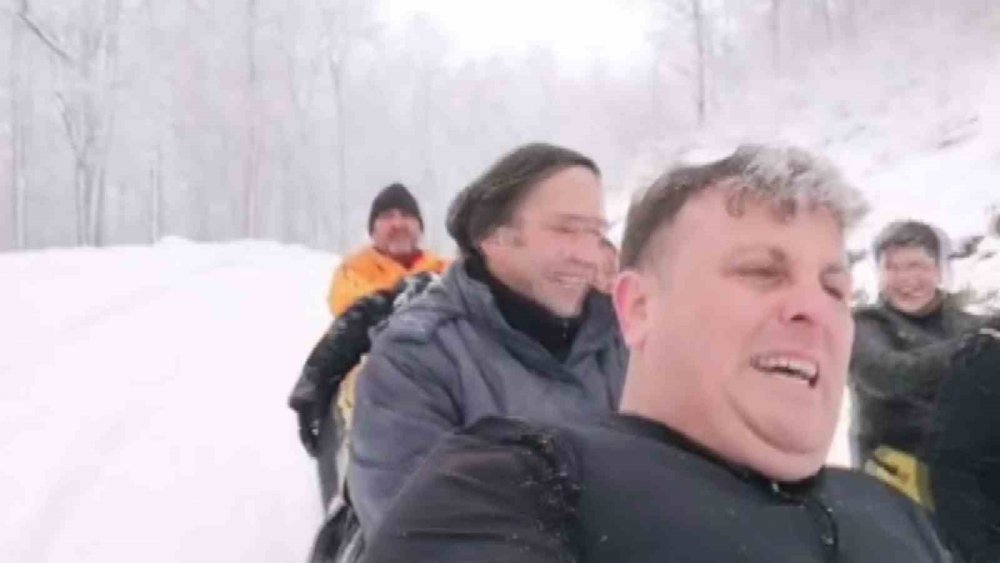 Zirvede Kar Eğlencesi: Bidonlarla Kaydılar, Traktörle Kızak Çektirdiler