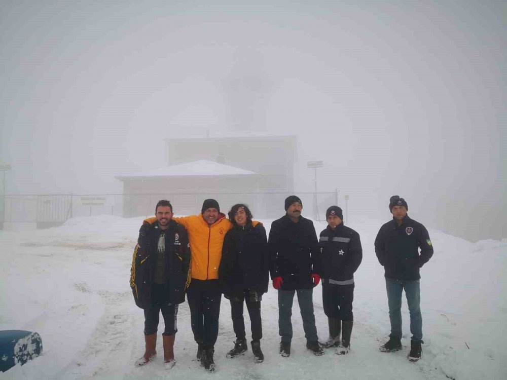 Zirvede Kar Eğlencesi: Bidonlarla Kaydılar, Traktörle Kızak Çektirdiler