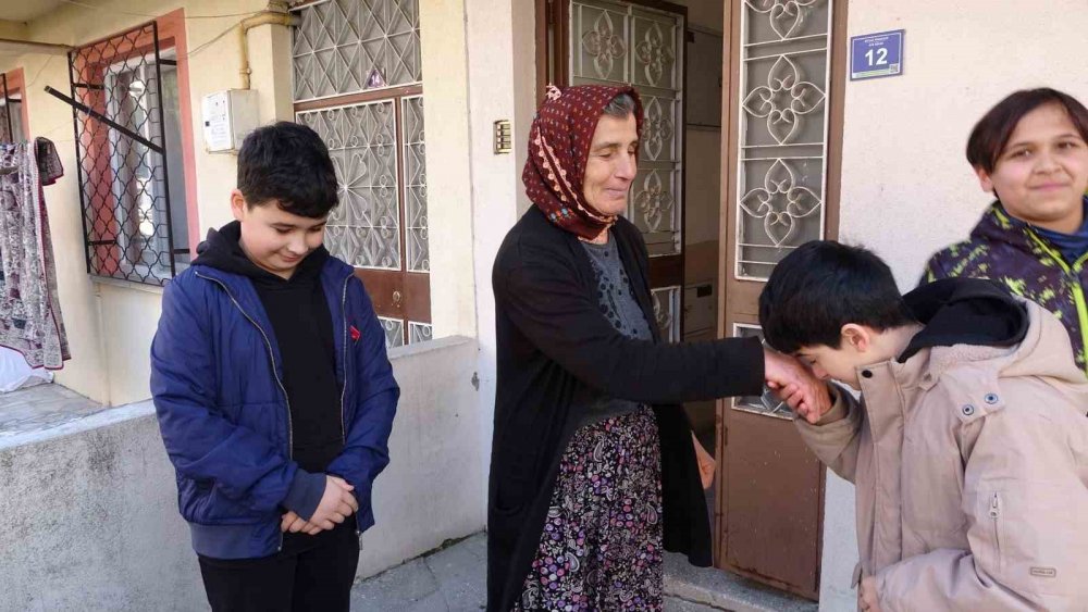 İhtiyaç Sahipleri İçin Harçlıklarını Biriktiren Öğrenciler Duygulandırdı