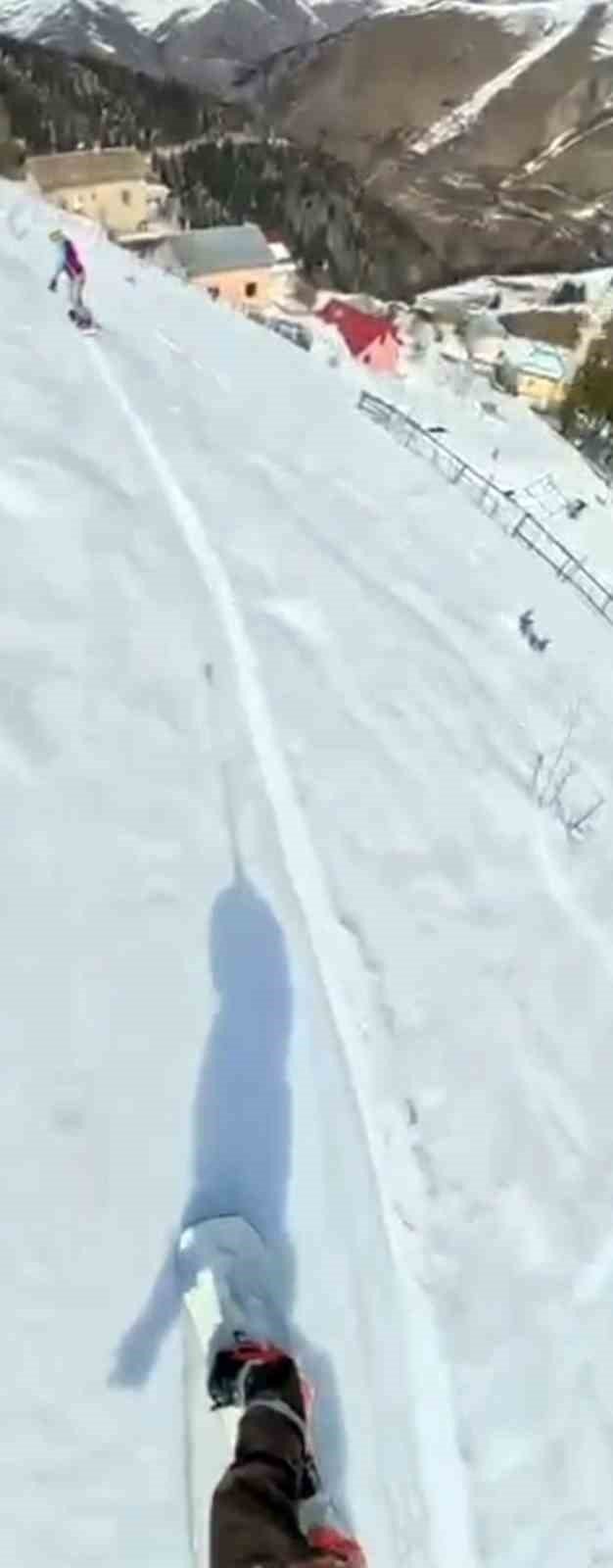 Araklı’nın Karlı Tepelerinde Mahalle Arasında Snowboard Keyfi