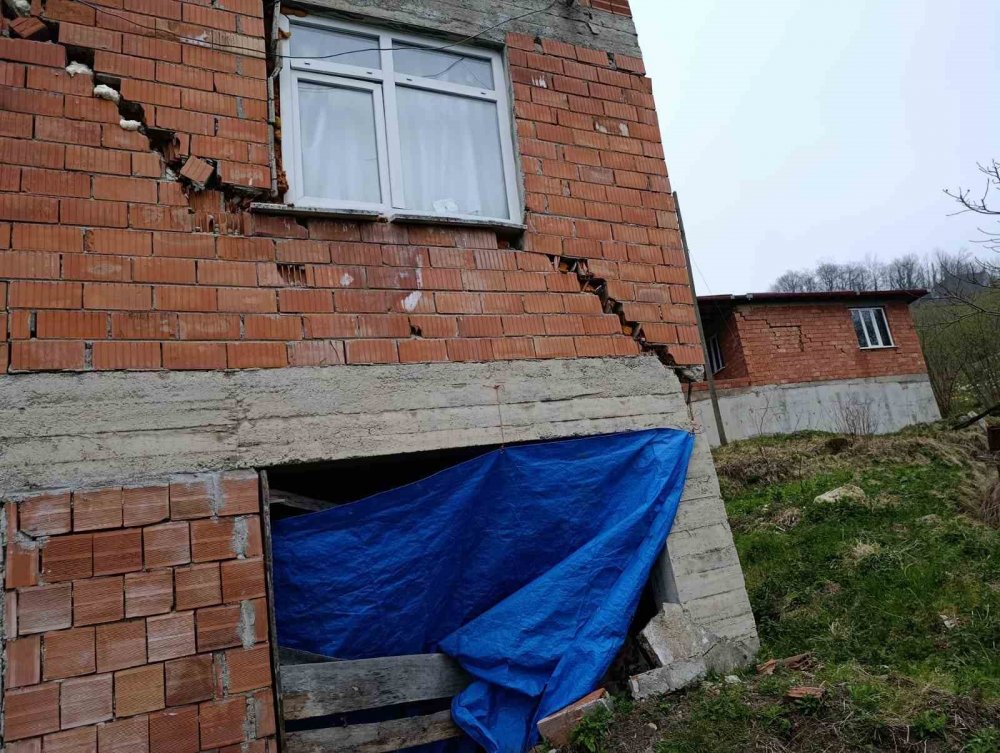 Fatsa’da Heyelan: 2 Ev Kullanılamaz Hale Geldi