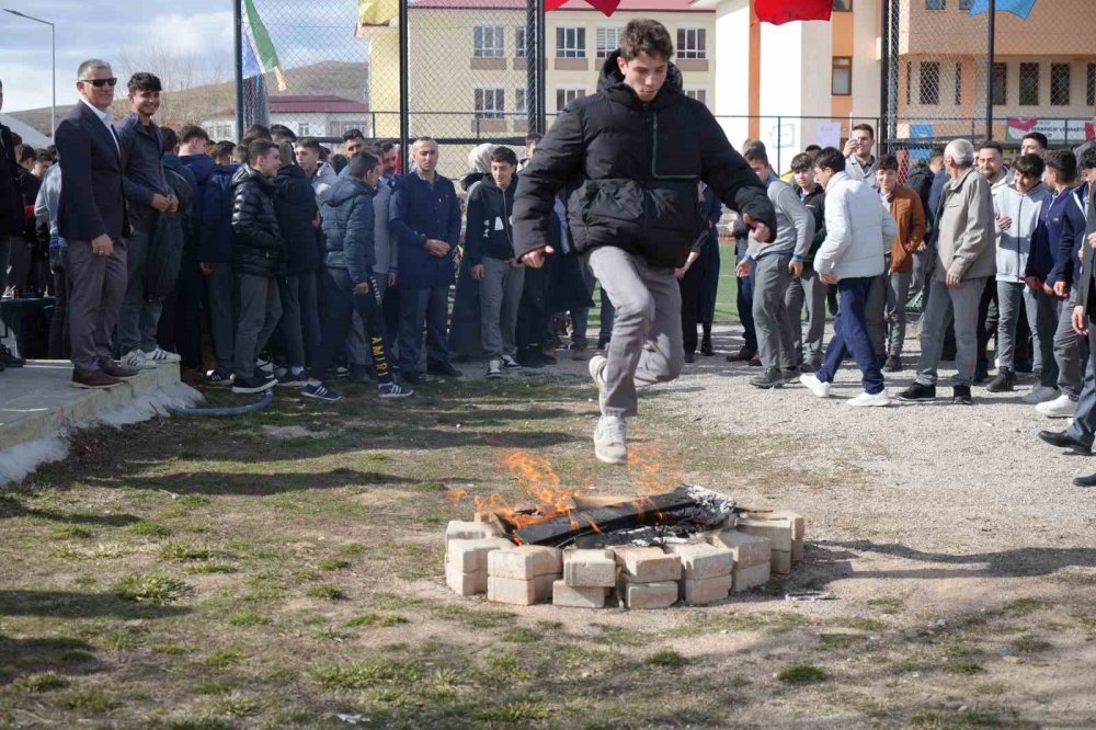 Bayburt’ta Nevruz Coşkusu: Bayram Ateşi Yakıldı, Örste Demir Dövüldü