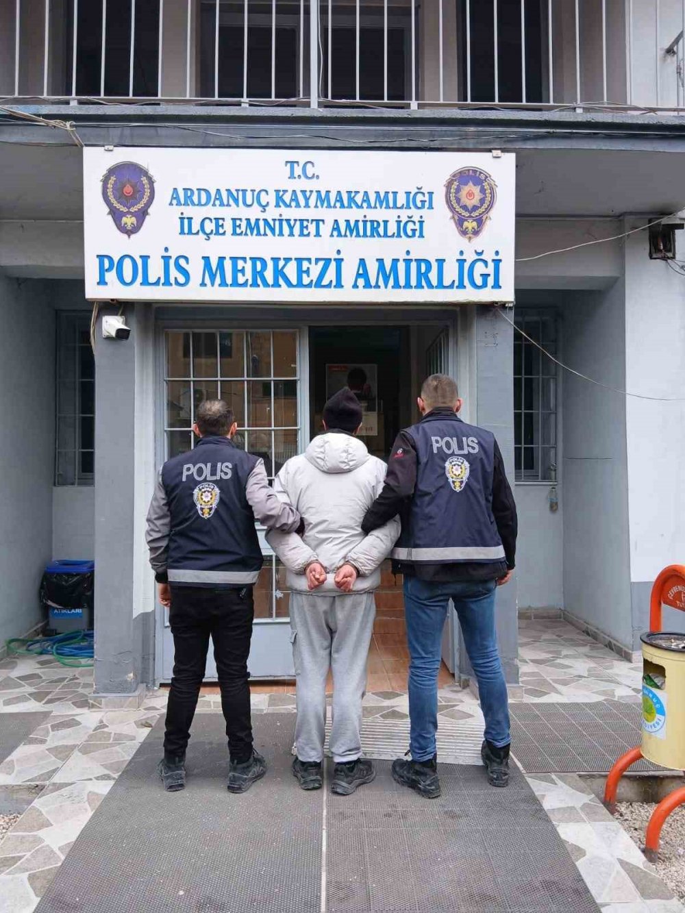 Cezaevinden Kaçtı, İlçe Merkezine Doğru Koşarken Kayalık Alanda Yakalandı