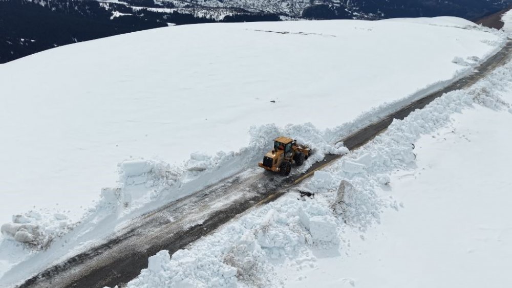 Bilbilan Yaylası’nda Karla Mücadele Sürerken Büyüleyici Manzaralar Ortaya Çıktı