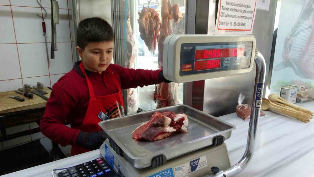 “Junior Kasap” Melih Sosyal Medyada İlgi Odağı Oldu