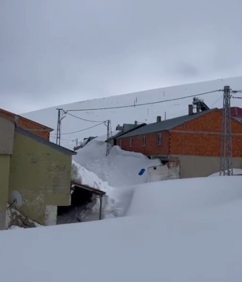 Gümüşhane’nin Yaylalarında Kar Kalınlığı Evlerin Boyuna Ulaştı