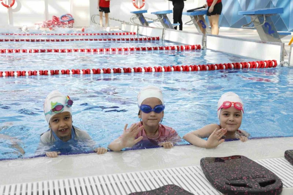 Akçaabat’ta Minik Yüzücüler Yetişiyor