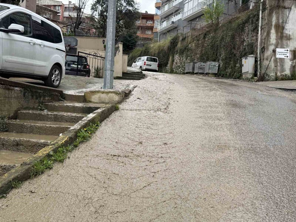 Patlayan Su Borusu Nedeniyle Her Çamur İçinde Kaldı