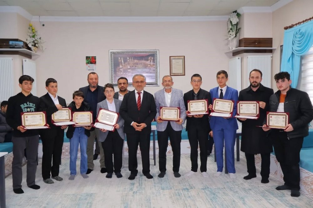 Bayburt’ta Hafızlığını Tamamlayan Öğrencilere Belgeleri Verildi