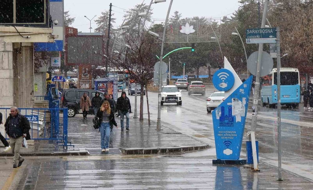 Türkiye Baharı Yaşarken, Erzurum Güne Lapa Lapa Karla Uyandı