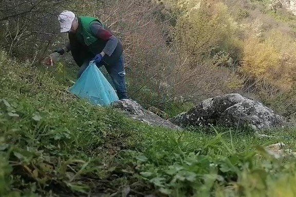 Kuşkonmaz İçin Çıktığı Dağda 6 Torba Çöp Topladı