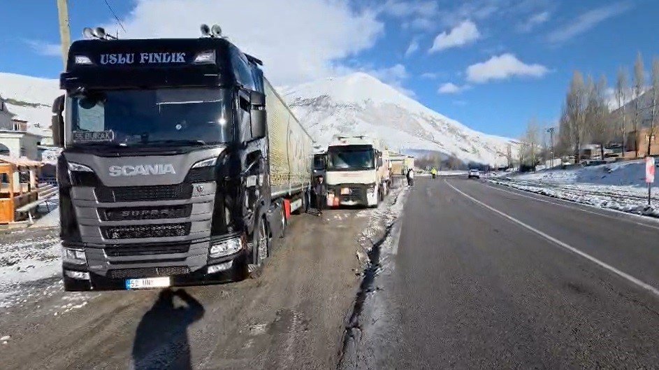 Kop Dağı’nda Buzlanma: Ağır Tonajlı Araçların Geçişine İzin Verilmiyor