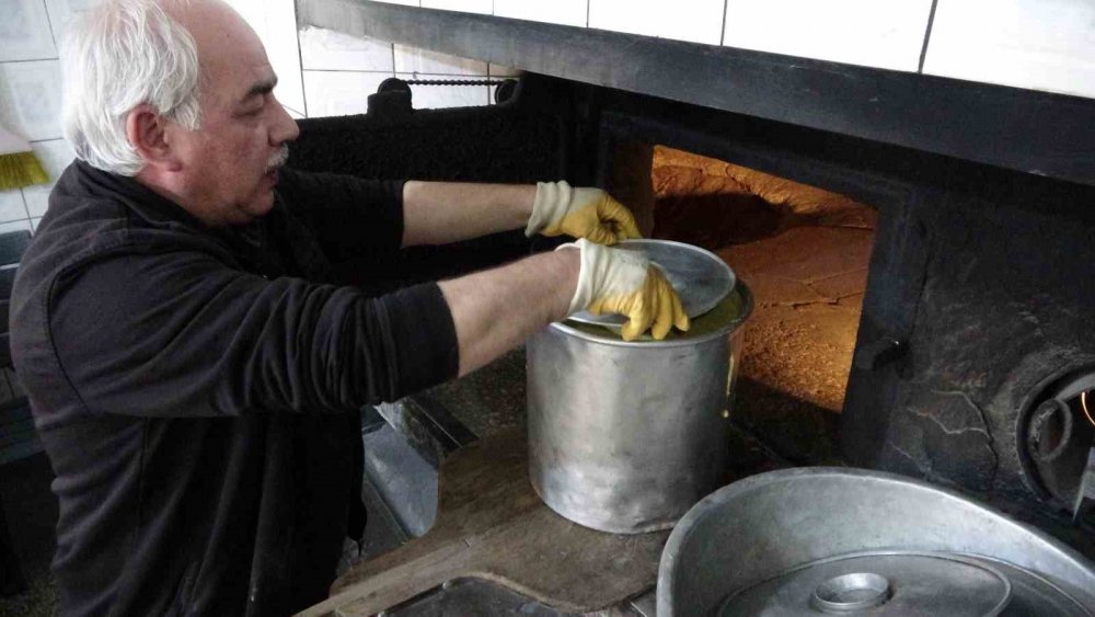 Bu Mısır Ekmeği Teneke Kovada Pişiyor