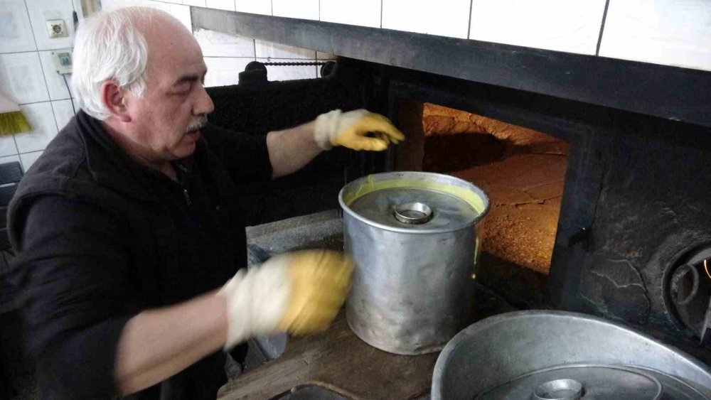 Bu Mısır Ekmeği Teneke Kovada Pişiyor