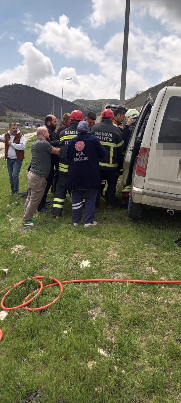 Kamyonet Bariyerlere Çarptı: 5 Yaralı