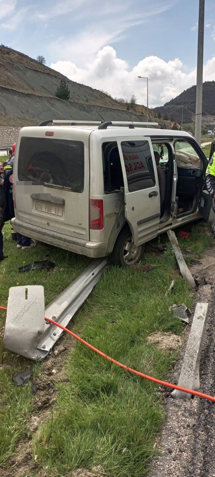 Kamyonet Bariyerlere Çarptı: 5 Yaralı