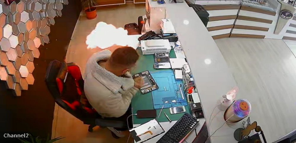 Şişen Telefon Bataryası Bomba Gibi Patladı