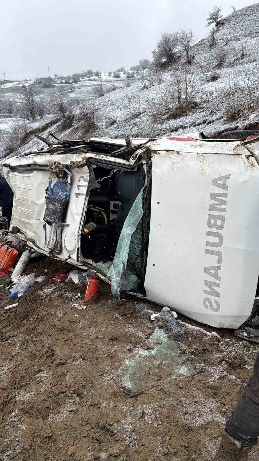 Artvin Şavşat’ta Ambulans Uçuruma Yuvarlandı: 1 Ölü, 4 Yaralı