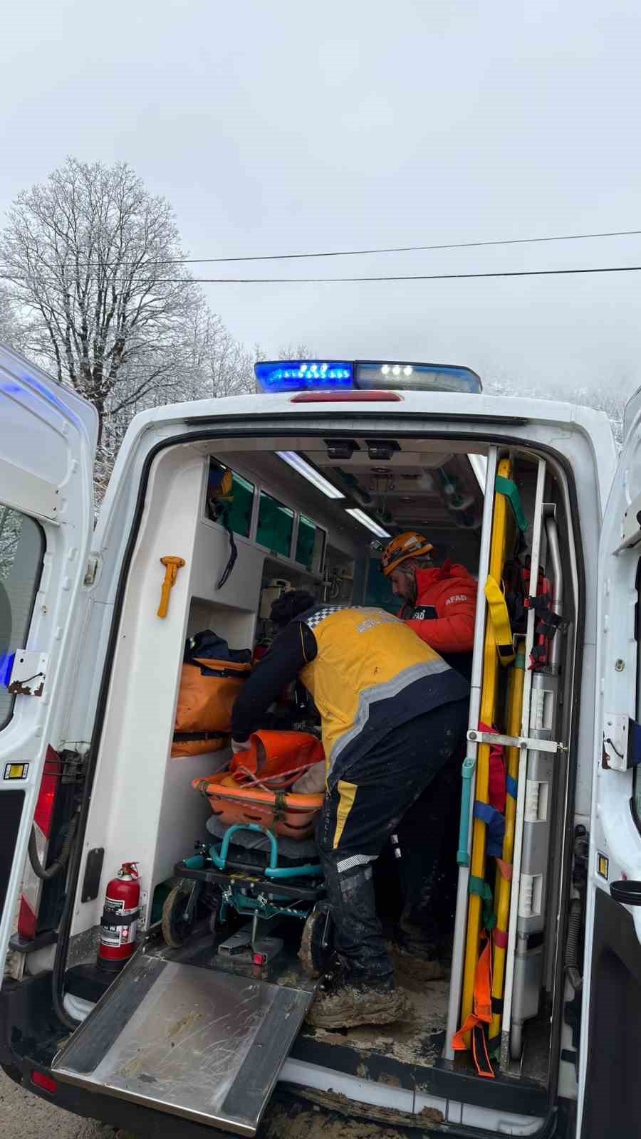Artvin Şavşat’ta Ambulans Uçuruma Yuvarlandı: 1 Ölü, 4 Yaralı