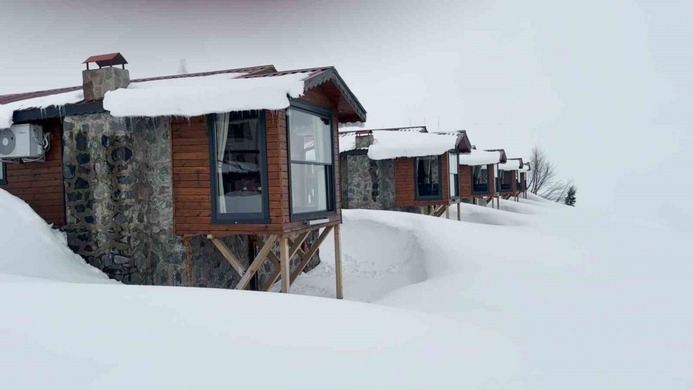 Nisan’da Kar Sürprizi: Handüzü Yaylası Beyaza Büründü