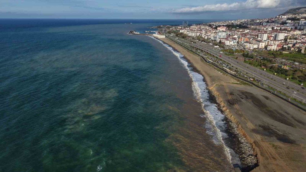 Trabzon’da Sahil Çamura Bulandı