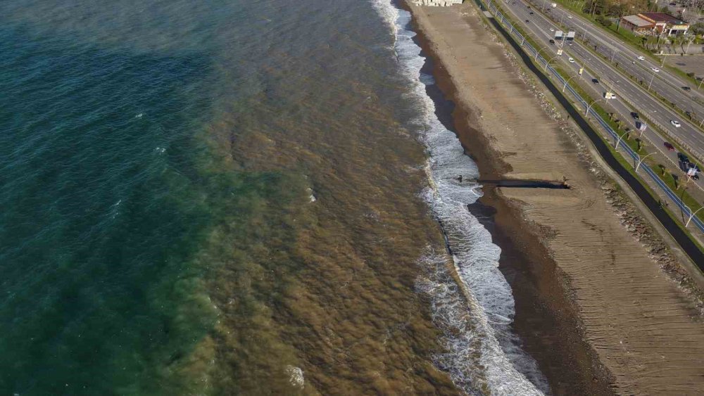 Trabzon’da Sahil Çamura Bulandı