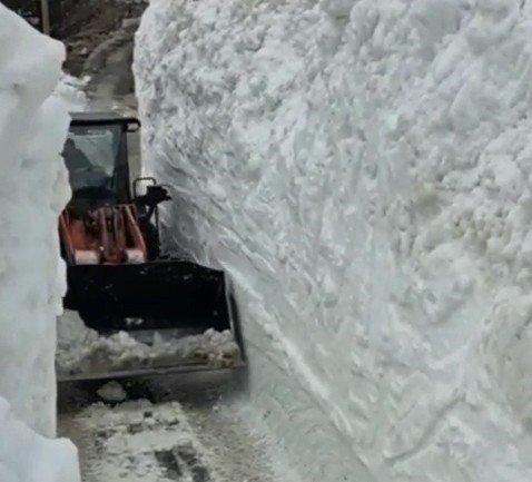 Rize Yaylalarında Karla Mücadele: 5 Metre Kar Kalınlığında Yollar Yeniden Ulaşıma Açılıyor