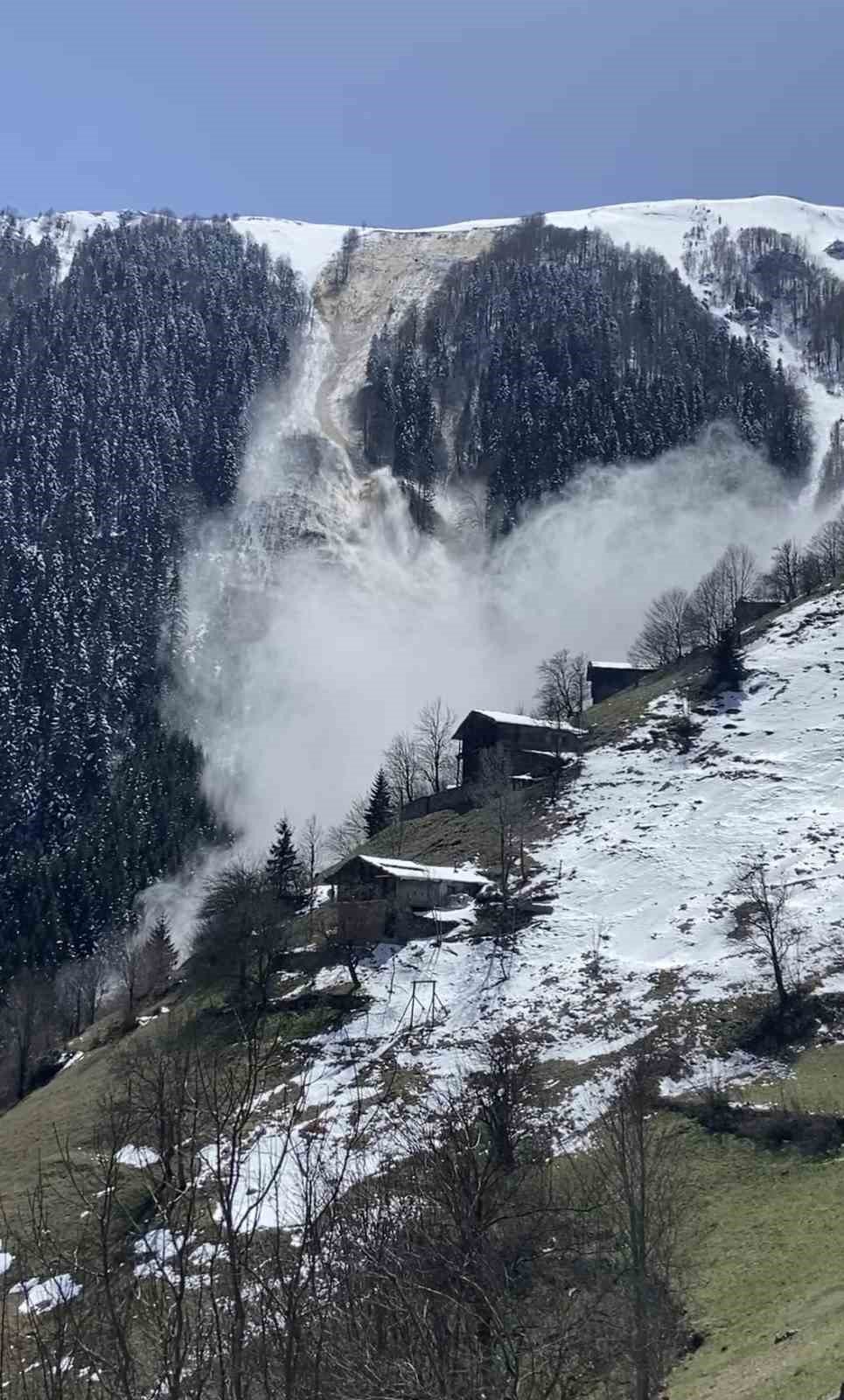 Trabzon’daki Çığ Anı Cep Telefonu Kamerasına Yansıdı
