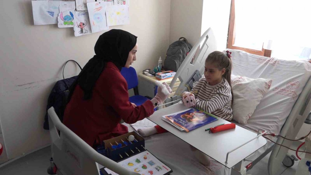 Hastanede Umut Veren Proje: Diyaliz Hastası Melek Okuma Yazma Öğreniyor