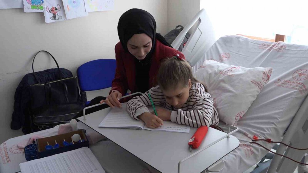 Hastanede Umut Veren Proje: Diyaliz Hastası Melek Okuma Yazma Öğreniyor