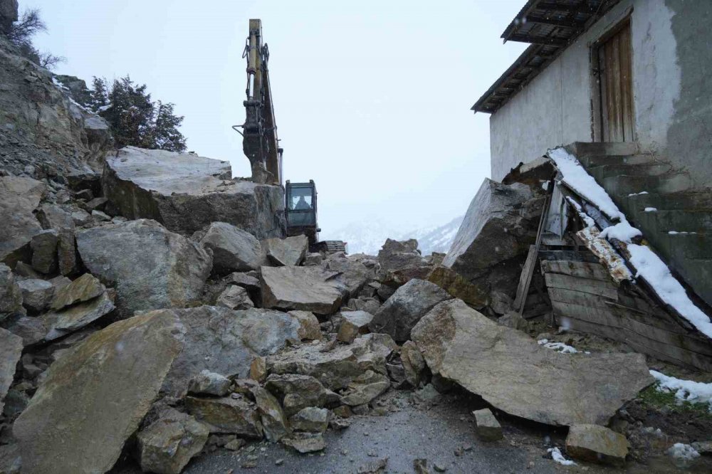 Gümüşhane’de Dağdan Kopan Dev Kayalar Ahıra Düştü, 3 Ev Boşaltıldı