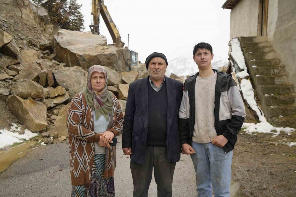 Gümüşhane’de Dağdan Kopan Dev Kayalar Ahıra Düştü, 3 Ev Boşaltıldı