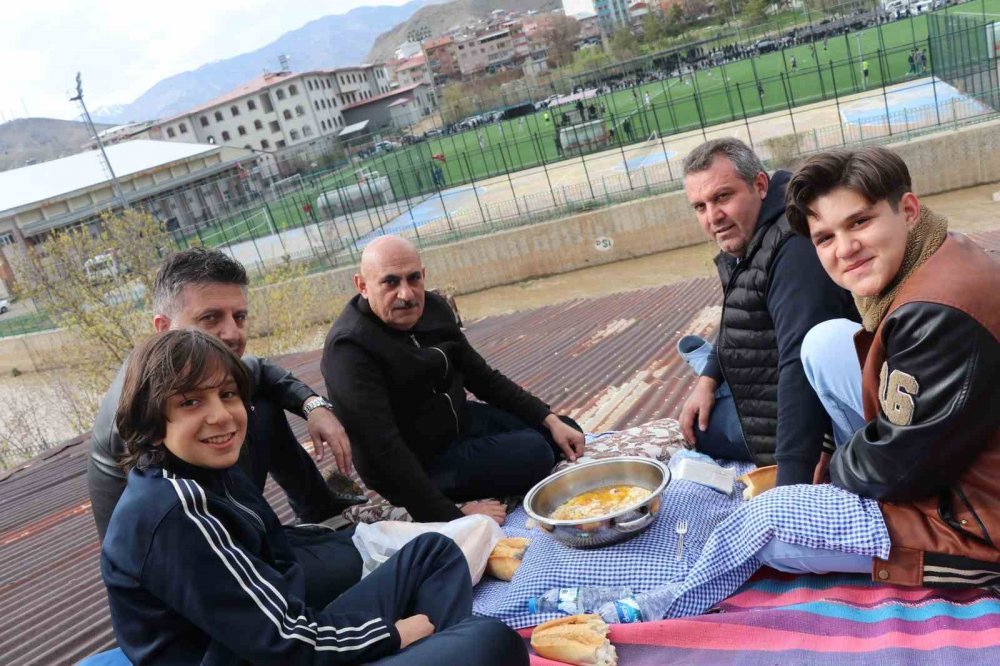 Çatıda Kaygana Yiyerek Maç İzlediler