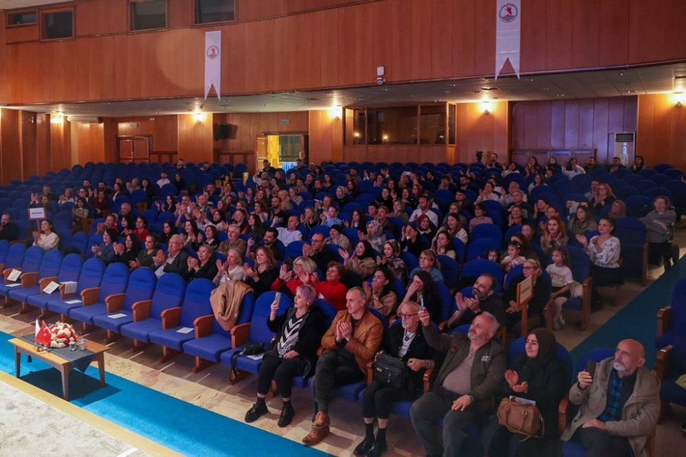 Karadeniz’in Ezgileri Omü Sahnesinde