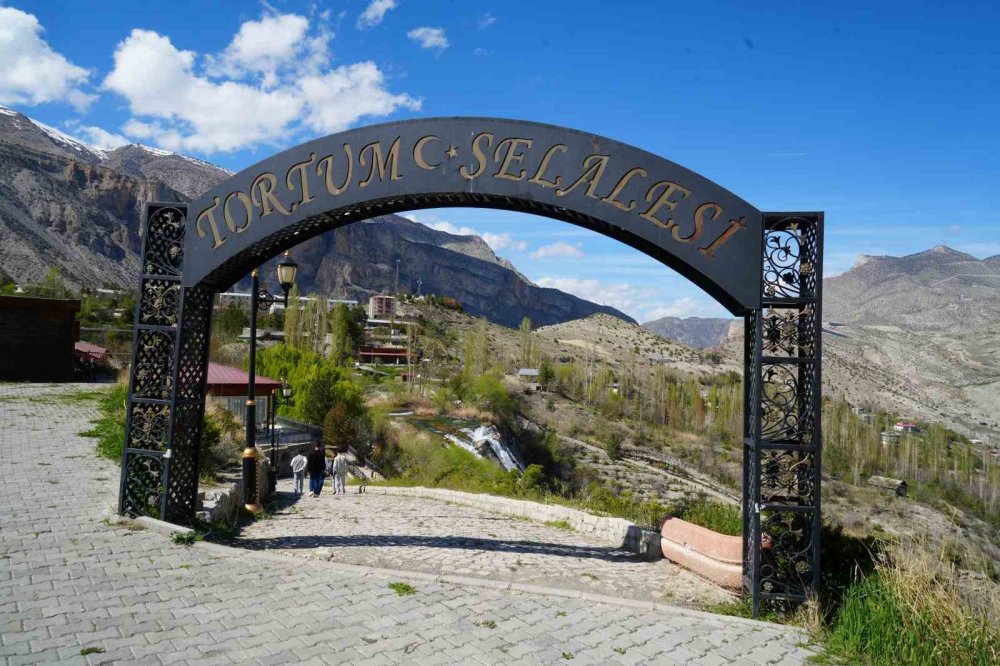 Tortum Şelalesi Baharın Gelişiyle Coştu