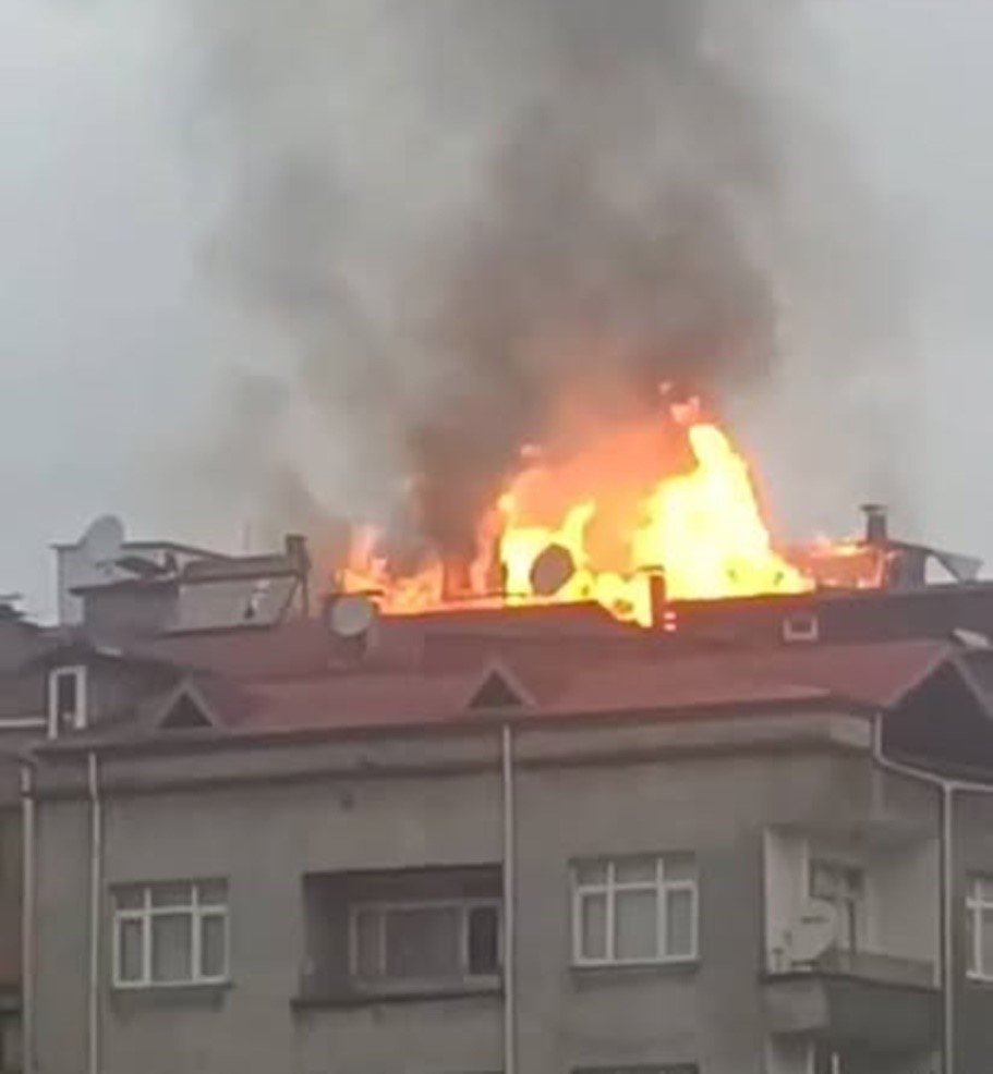 Vakfıkebir’de Çatı Yangını Korkuttu